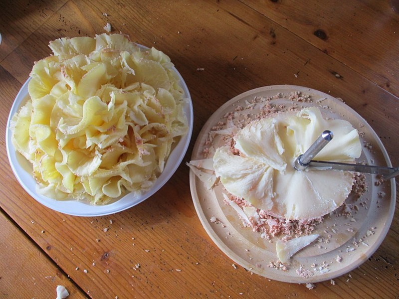 Association de fromages : Tête de Moine, pain tradition grillé, Petite Arvine