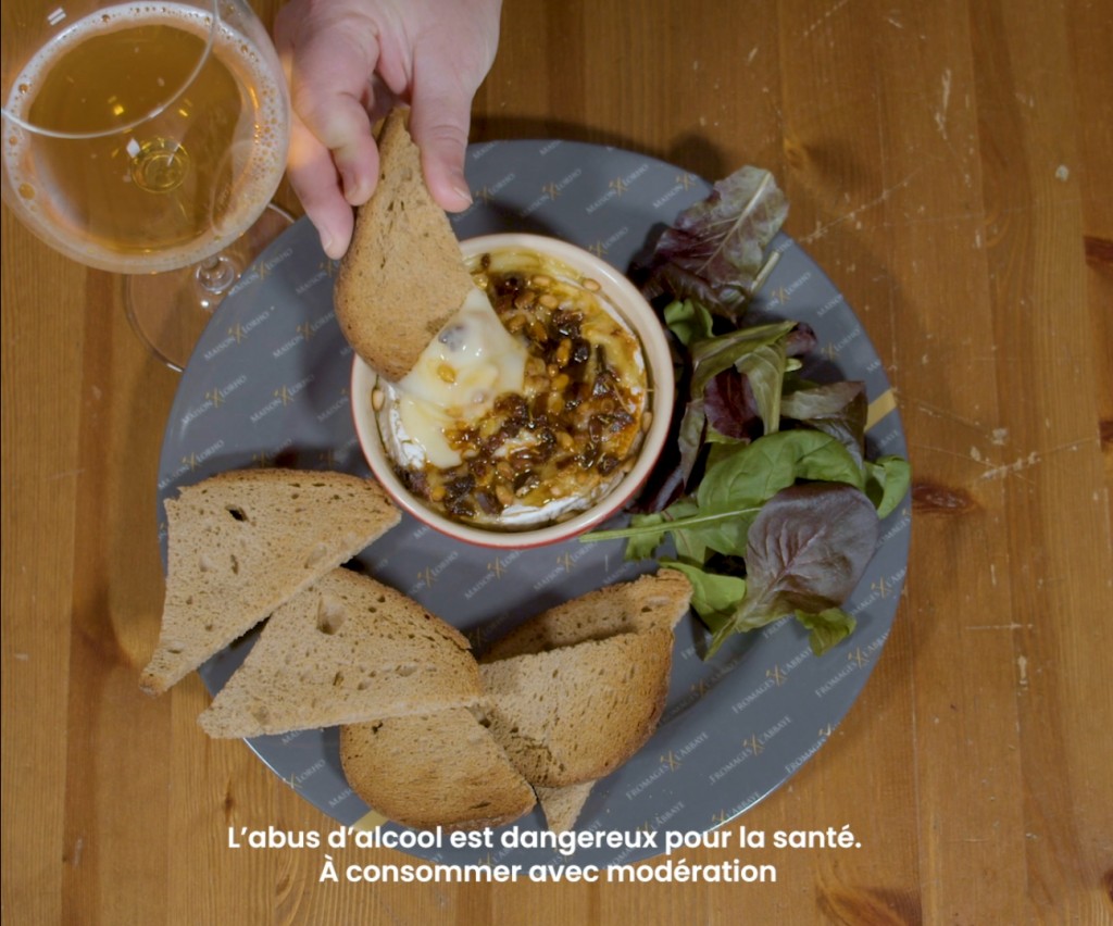 Camembert rôti au chirozo et miel, romarin et pignons de pin