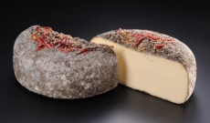 Association de fromages : Tomme Montfinoise, pain à la pomme de terre, Pouilly-sur-Loire