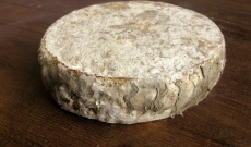 Association de fromages : Tomette des Bauges, pain tradition, Côtes-de-Bergerac rouge