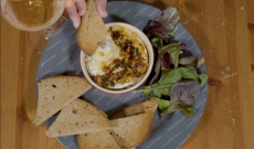 Camembert rôti au chirozo et miel, romarin et pignons de pin