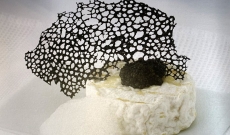 Douceur de Saint-Marcelin iodée, grains de caviar, écume de vodka