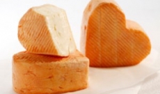 Fêtez la Saint Valentin avec plateau de fromages à coeur et en coeur