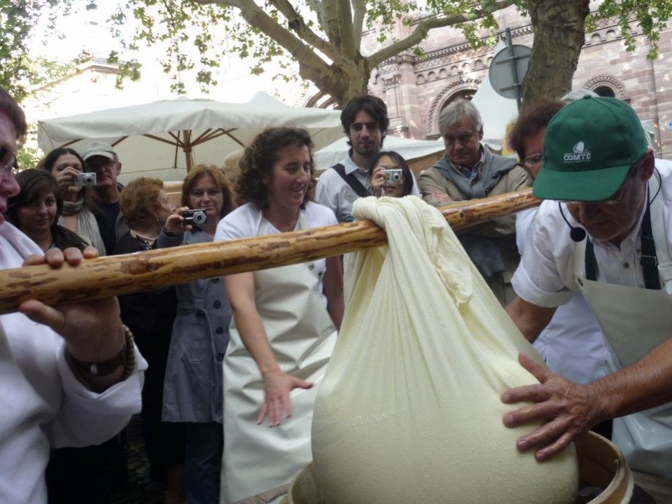 Un événement : assistez à la production de comté au lait cru