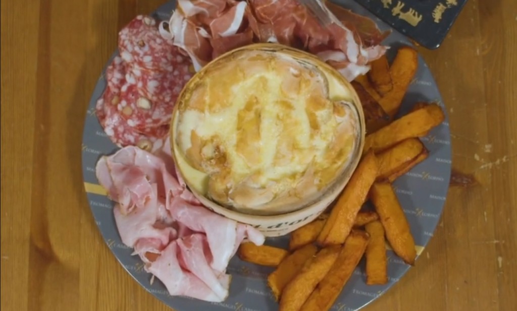 Vacherin Mont d’Or, frites de patates douces et charcuterie